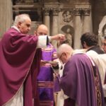 ceneri L'Arcivescovo riceve le Ceneri dal Preside del Capitolo Mons. Doldi